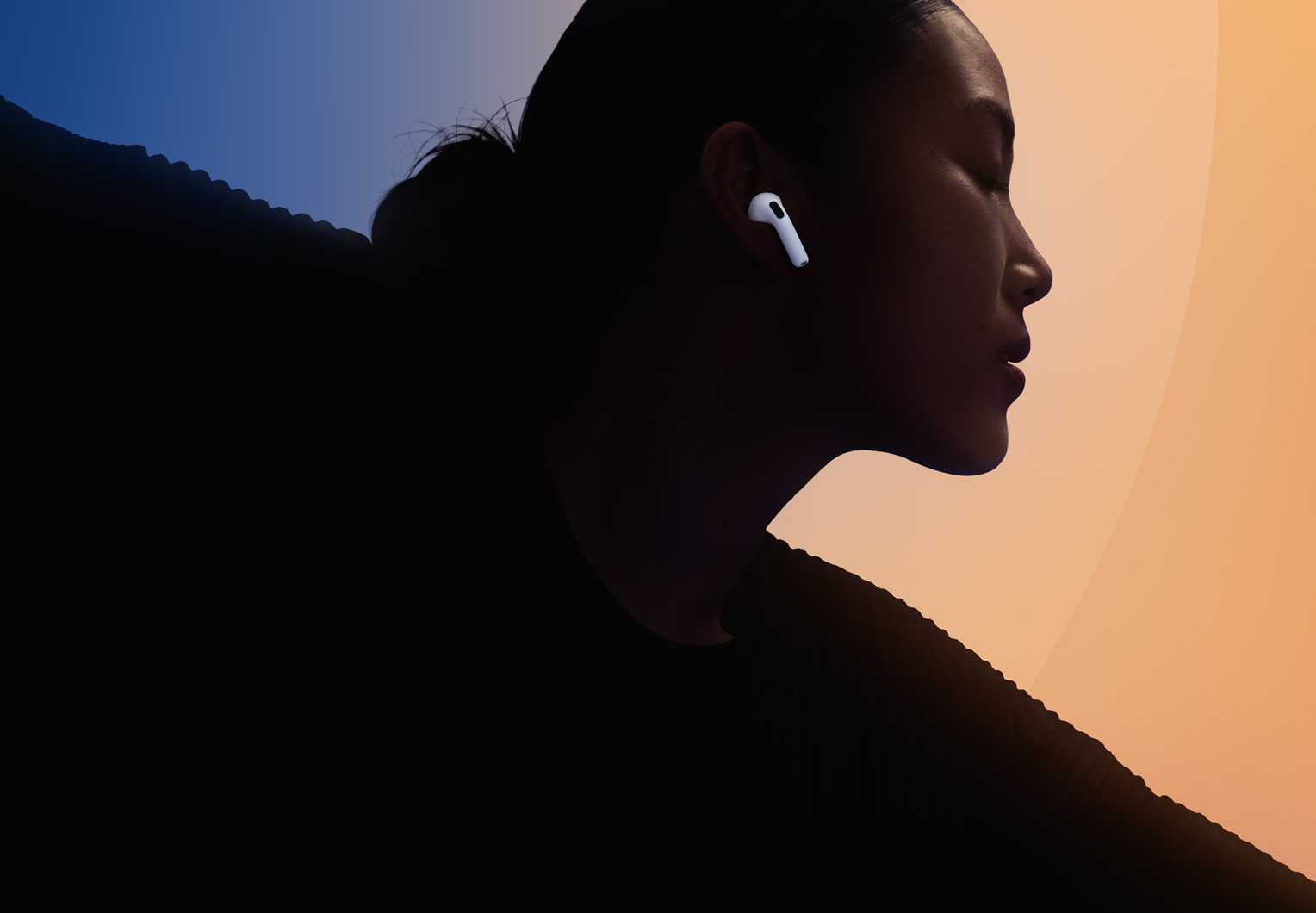 人物的一侧耳中戴着白色 AirPods 5。