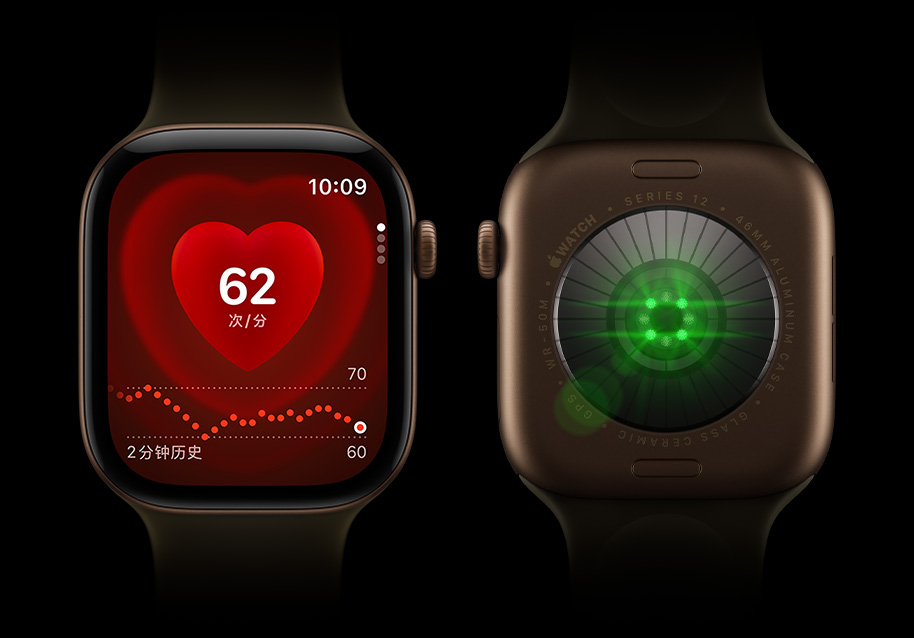 两只 Apple Watch Series 12 设备并排摆放,展示发出绿色传感器亮光的表背,以及显示心率监测功能的正面显示屏。